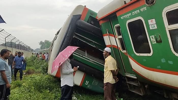 লালমনিরহাটে দুই ট্রেনের মুখোমুখি সংঘর্ষ