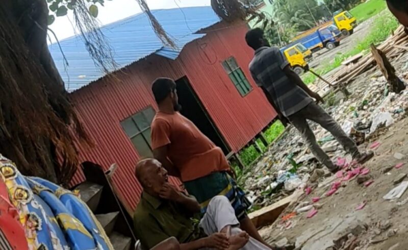 সিদ্ধিরগঞ্জে চাদার টাকা না পেয়ে মুক্তিযোদ্ধার দোকান ভাঙচুর