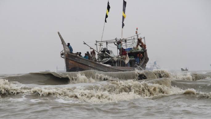 বঙ্গোপসাগরে ১৫ জেলেসহ ট্রলারডুবি, নিখোঁজ ৬