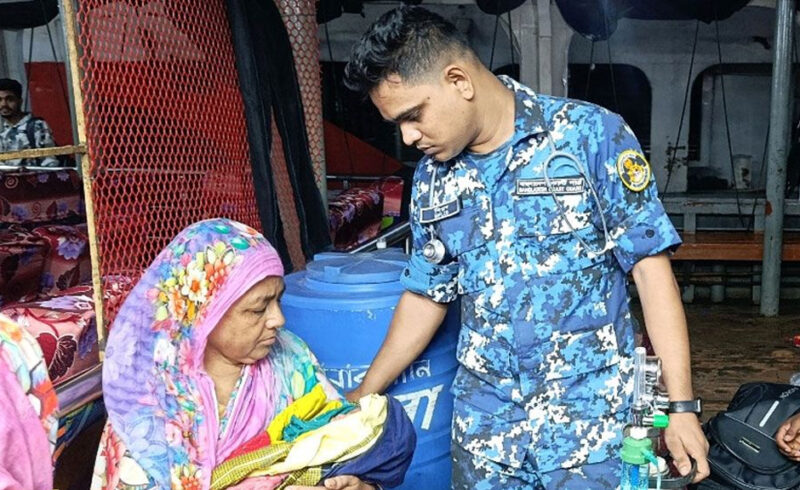 মুমূর্ষু নবজাতককে জীবনদানে এগিয়ে এল কোস্টগার্ড স্টাফ রিপোর্টার নারায়ণগঞ্জের ফতুল্লায় যাত্রীবাহী লঞ্চে এক মুমূর্ষু নবজাতককে কৃত্রিম অক্সিজেন পৌঁছে দিয়ে মানবতার অনন্য উদাহরণ সৃষ্টি করেছে বাংলাদেশ কোস্টগার্ড। শুক্রবার দুপুরে কোস্টগার্ড মিডিয়া কর্মকর্তা লেফটেন্যান্ট কমান্ডার সিয়াম-উল-হক এ তথ্য জানান। ঘটনা বৃহস্পতিবার রাতে ঘটে, যখন এক মা তার দুই দিনের মুমূর্ষু নবজাতককে কৃত্রিম অক্সিজেন সহকারে উন্নত চিকিৎসার জন্য ভোলার ইলিশা থেকে ঢাকার উদ্দেশ্যে ‘এম ভি মিতালী-০৭’ লঞ্চে যাত্রা শুরু করেন। লঞ্চটি শুক্রবার ভোর ৪টায় ফতুল্লা লঞ্চঘাটের কাছে পৌঁছালে অক্সিজেন সিলিন্ডার শেষ হয়ে যায়। এতে নবজাতকের শারীরিক অবস্থা আরও সংকটাপন্ন হয়ে ওঠে। নিকটাত্মীয়রা দ্রুত ৯৯৯ জরুরি সেবা নম্বরে কল করলে কোস্টগার্ড অবগত হয়। প্রাপ্ত তথ্যের ভিত্তিতে কোস্টগার্ড স্টেশন পাগলা থেকে মেডিকেল টিম হাই স্পিডবোটে অক্সিজেন সিলিন্ডারসহ লঞ্চের কাছে পৌঁছায়। টিমটি নবজাতককে দ্রুত অক্সিজেন প্রদান করে এবং লঞ্চের মাধ্যমে সদরঘাটে নিয়ে আসে। পরে নবজাতককে উন্নত চিকিৎসার জন্য ধানমন্ডি মা ও শিশু হাসপাতালে অ্যাম্বুলেন্সে স্থানান্তর করা হয়। কোস্টগার্ডের এই তৎপরতা নবজাতকের প্রাণ রক্ষায় গুরুত্বপূর্ণ ভূমিকা পালন করেছে।