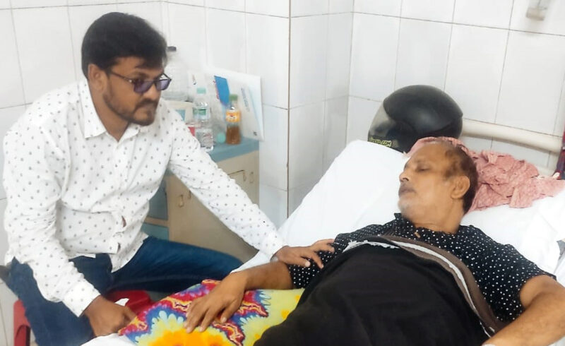 সাভারে অসুস্থ বিএনপি নেতাকে হাসপাতালে দেখতে গেলেন জিয়া সৈনিক দল কেন্দ্রীয় সাধারণ সম্পাদক