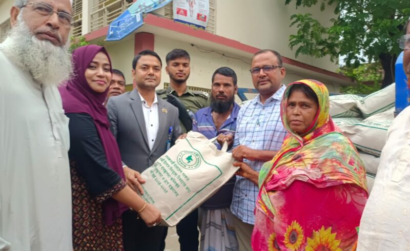 রূপগঞ্জে পানিবন্দীদের মাঝে খাদ্য সহায়তা