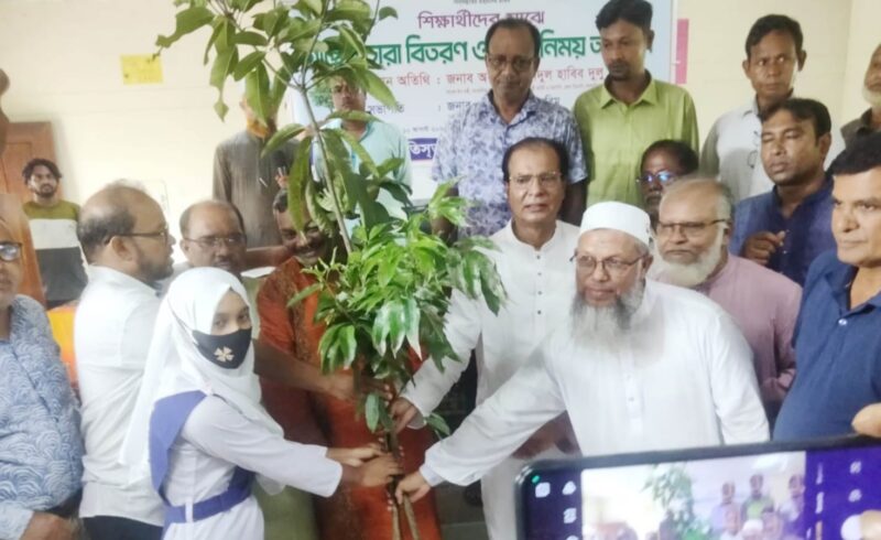 তিস্তা ডিগ্রী কলেজে শিক্ষার্থীদের মাঝে গাছের চারা বিতরণ
