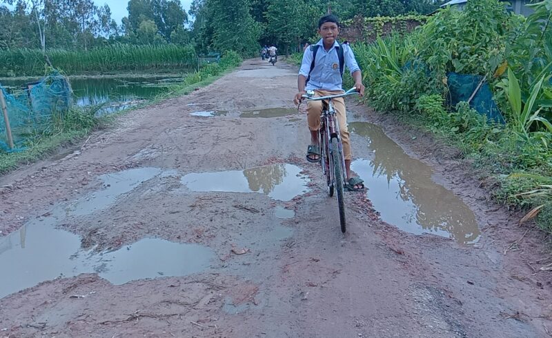 মিঠাপুকুরে দুর্ঘটনার ফাঁদে পরিণত হয়েছে জালালগঞ্জ-মিঠাপুকুর সড়ক