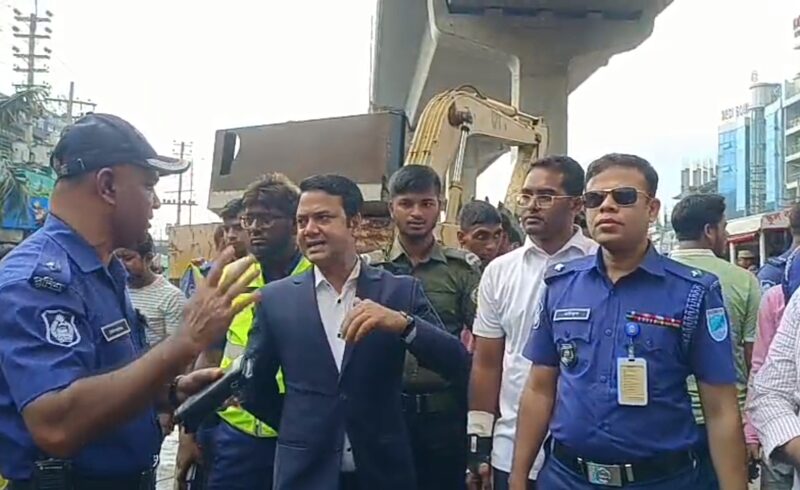 অবৈধ স্থাপনা ও ফুটপাত দুপুরে উচ্ছেদ, সন্ধ্যায় দখল