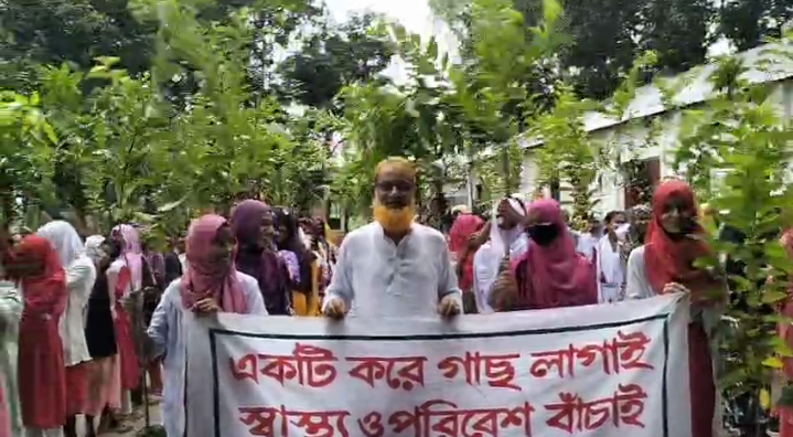 গাছ লাগাই, পরিবেশ বাঁচাই”, উলিপুরে শিক্ষার্থীদের মাঝে অরণ্য’র ফলজ গাছ বিতরণ