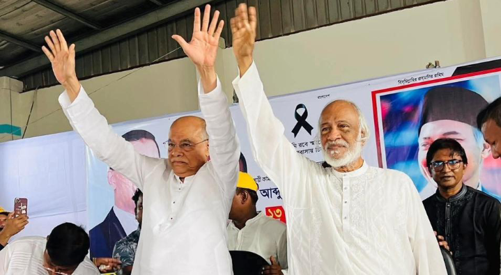 রূপগঞ্জ (নারায়ণগঞ্জ) আওয়ামী লীগ ইতিহাস থেকে কোন শিক্ষা নেয়নি বলে মন্তব্য করেছেন বিএনপির স্থায়ী কমিটির সদস্য ড.আব্দুল মঈন খান। এ সময় তিনি আরো বলেন, দেখুন আজকে এক বছর বিগত হয়ে গেছে আপনারা দেখাতে পারবেন? আওয়ামী লীগের একটি নেতা কর্মী তাদের অন্যায় কৃতকর্মের জন্য অনুতপ্ত বা ক্ষমা চেয়েছেন। তার অর্থ কি দাড়ায়? আওয়ামী লীগ ইতিহাস থেকে কোন শিক্ষা নেয়নি। তারা আকাশ - কুসুম স্বপ্ন দেখছে। তারা ভাবছে আবার তারা বাংলাদেশে ফিরে আসবে। আমি স্পষ্ট করে বলে দিতে চাই আওয়ামী লীগের এ আকাশ -কুসুম স্বপ্ন বাস্তবে পরিণত হবে না। কিন্তু এ বাস্তবতা টিকিয়ে রাখতে হলে আমরা যারা জনগণের কাজ করি আমাদের সঠিক পথে থাকতে হবে। শনিবার দুপুরে উপজেলার সরকারি মুড়াপাড়া কলেজ অডিটোরিয়ামে উপজেলা বিএনপি, অঙ্গ ও সহযোগী সংগঠনের আয়োজনে বিএনপির সাবেক স্থায়ী কমিটির সদস্য ও সাবেক স্বরাষ্ট্রমন্ত্রী প্রয়াত আবদুল মতিন চৌধুরীর ১৩ তম মৃত্যু বার্ষিকী উপলক্ষে এক স্মরণ সভায় তিনি এ মন্তব্য করেন। বিএনপির নির্বাহী কমিটির সদস্য বীর মুক্তিযোদ্ধা কাজী মনিরুজ্জামান মনিরের সভাপতিত্বে আরো উপস্থিত ছিলেন, নারায়ণগঞ্জ জেলা বিএনপির সাবেক ভারপ্রাপ্ত আহ্বায়ক নাছির উদ্দীন, জেলা স্বেচ্ছাসেবক দলের আহ্বায়ক মাহবুবুর রহমান, জেলা ওলামা দলের আহ্বায়ক হাফেজ মাওলানা জাকারিয়া মোল্লা, জেলা যুবদলের সহ সভাপতি আমিনুল ইসলাম ইমন, যুবদল নেতা আবু মোহাম্মদ মাছুম , রূপগঞ্জ উপজেলা জিয়া পরিষদের সভাপতি কাজী কামাল, জিয়া পরিষদের সাইদুর, মুড়াপাড়া ইউনিয়ন বিএনপি নেতা মো মান্নান পারভেজ, রূপগঞ্জ থানা সাবেক সাংগঠনিক সম্পাদক রমজান আলী, স্বেচ্ছাসেবক দল নেতা দেলোয়ার প্রদান, ছাত্রদল নেতা রিপন, সুলতান মাহমুদ সাবেক জেলা ছাত্রদলের সহ-সভাপতি স্বেচ্ছাসেবক দলনেতা আলম, সহ অনেকে।