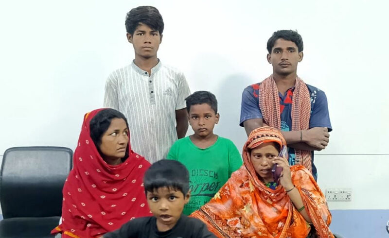 চাঁপাইনবাবগঞ্জে ছয় ভারতীয় নাগরিক আটক