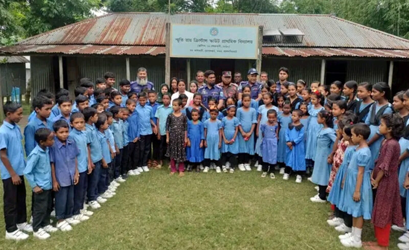 লালমনিরহাটে পুলিশ সুপারের স্কুল পরিদর্শন