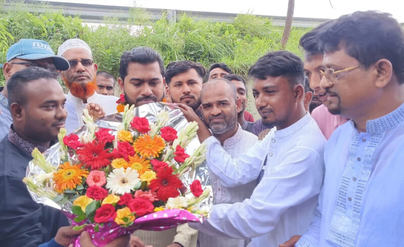 নড়াইলে ভিপি নূরকে ফুলেল শুভেচ্ছা