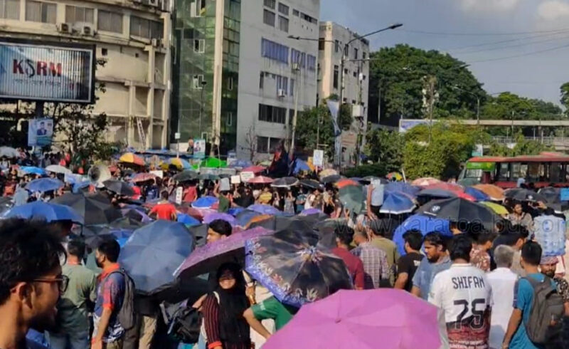 রাজধানীতে তীব্র যানজট, প্রকৌশলীদের নিরাপত্তার দাবিতে সড়ক অবরোধ