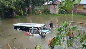 বেগমগঞ্জে মাইক্রোবাস নিয়ন্ত্রণ হারিয়ে খালে, একই পরিবারের ৭ জন নিহত