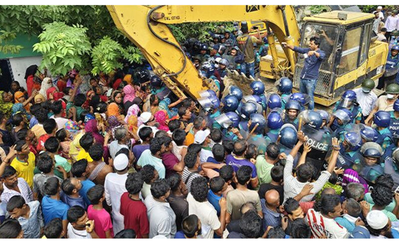 খুলনায় সরকারি জমি উচ্ছেদে সংঘর্ষ, আহত অর্ধশতাধিক