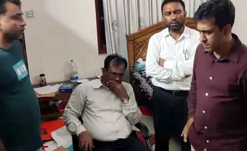 ১৭ বিয়ে, বিতর্কিত বন কর্মকর্তা পালানোর সময় আটক