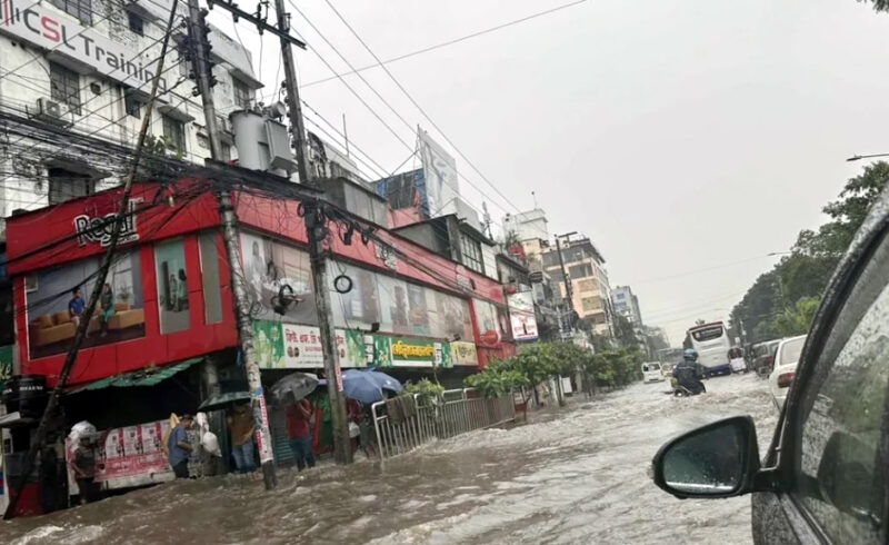 টানা বৃষ্টিতে রাজধানী ঢাকায় জলাবদ্ধতা, ভোগান্তিতে জনজীবন