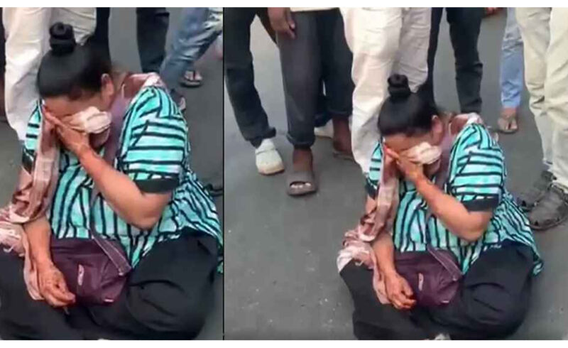 দুটি পানিপুরি কম পাওয়ায়, সড়ক অবরোধে বসলেন নারী!