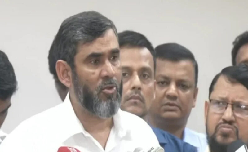নির্বাচনে অংশ নিতে পারবে না স্থগিত দল: স্পষ্ট করল ইসি নিজস্ব প্রতিবেদক নির্বাচন কমিশনার (ইসি) ব্রিগেডিয়ার জেনারেল (অব.) আবুল ফজল মো. সানাউল্লাহ জানিয়েছেন, কোনো রাজনৈতিক দলের কার্যক্রম স্থগিত থাকলে তাদের নিবন্ধনও কার্যত স্থগিত থাকবে। ফলে তারা দলীয় প্রতীক নিয়ে নির্বাচনে অংশ নিতে পারবে না। তবে প্রতীক ছাড়া স্বতন্ত্র প্রার্থী হিসেবে দাঁড়ানোর সুযোগ থাকবে কি না—তা সময়েই স্পষ্ট হবে। বুধবার (৩ সেপ্টেম্বর) নির্বাচন ভবনে গণপ্রতিনিধিত্ব আদেশ (আরপিও) সংশোধন বিষয়ে সাংবাদিকদের সঙ্গে আলাপকালে তিনি এ কথা বলেন। আওয়ামী লীগের নাম উল্লেখ না করলেও স্থগিত থাকা দলকে ঘিরে নির্বাচন কমিশনের অবস্থান এবার স্পষ্ট হলো। সানাউল্লাহ আরও জানান, সংশোধিত আরপিওতে কিছু নতুন বিধান যুক্ত হয়েছে— আইন প্রয়োগকারী সংস্থার তালিকায় সশস্ত্র বাহিনী যুক্ত করা হয়েছে। জেলা নির্বাচন কর্মকর্তা ভোটকেন্দ্র স্থাপনের ক্ষমতা পাবেন। আদালতে ফেরারি ঘোষিত কেউ নির্বাচনে প্রার্থী হতে পারবেন না। লাভজনক পদে থাকা বা রাষ্ট্রায়ত্ত প্রতিষ্ঠানে (যেখানে ৫০% এর বেশি সরকারি মালিকানা) কর্মরতরা প্রার্থী হতে পারবেন না। হলফনামায় মিথ্যা তথ্য দিলে প্রার্থী সংসদ সদস্য পদ হারাবেন। প্রার্থীর জামানত বাড়িয়ে ২০ হাজার থেকে ৫০ হাজার টাকা করা হয়েছে। এছাড়া তিনি বলেন, একক প্রার্থী থাকলে ব্যালটে ‘না ভোট’ অপশন থাকবে। জোটবদ্ধ নির্বাচন হলেও প্রার্থীরা নিজ নিজ দলের প্রতীকেই প্রতিদ্বন্দ্বিতা করবেন। ইভিএম সংক্রান্ত সব বিধান বাতিল করা হয়েছে। আরও জানানো হয়, গণমাধ্যমকর্মীরা ভোট গণনায় উপস্থিত থাকতে পারবেন। প্রচারণায় পোস্টার ব্যবহার বাতিল করা হয়েছে, তবে সামাজিক যোগাযোগমাধ্যম ব্যবহার করতে হবে আচরণবিধি মেনে। সবশেষে তিনি বলেন, “কার্যক্রম নিষিদ্ধ বা স্থগিত থাকা কোনো দলের নিবন্ধনও স্থগিত থাকবে, তাদের প্রতীকও সংরক্ষিত থাকবে। তাই আসন্ন নির্বাচনে তারা দলীয় প্রতীক নিয়ে প্রতিদ্বন্দ্বিতা করতে পারবে না।