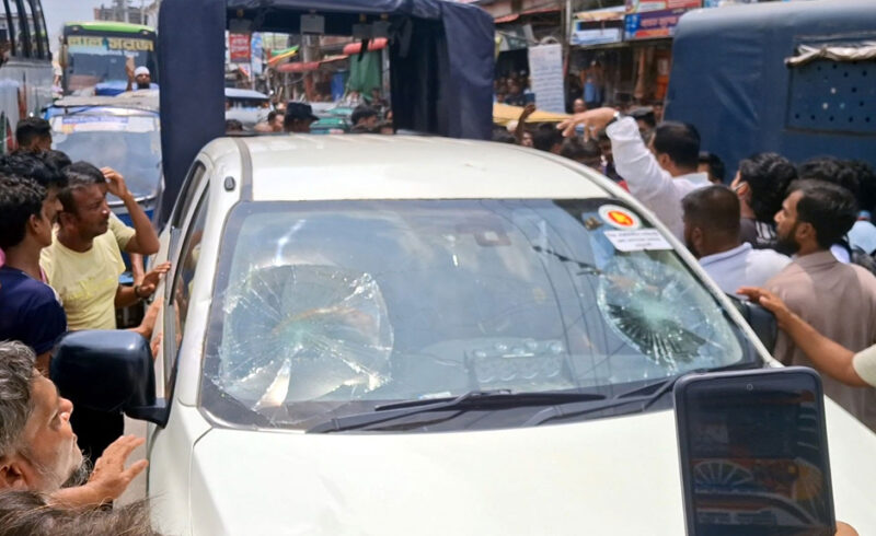 'নোয়াখালীতে অবৈধ পার্কিংয়ের গাড়ি ভাঙায় ম্যাজিট্রেটের গাড়ি ভাঙচুর'