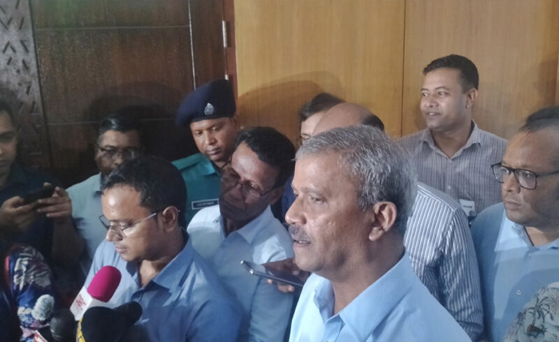 সেনাপ্রধানের সাক্ষাৎ নিয়ে উদ্বিগ্ন হওয়ার কিছু নেই: আইন উপদেষ্টা