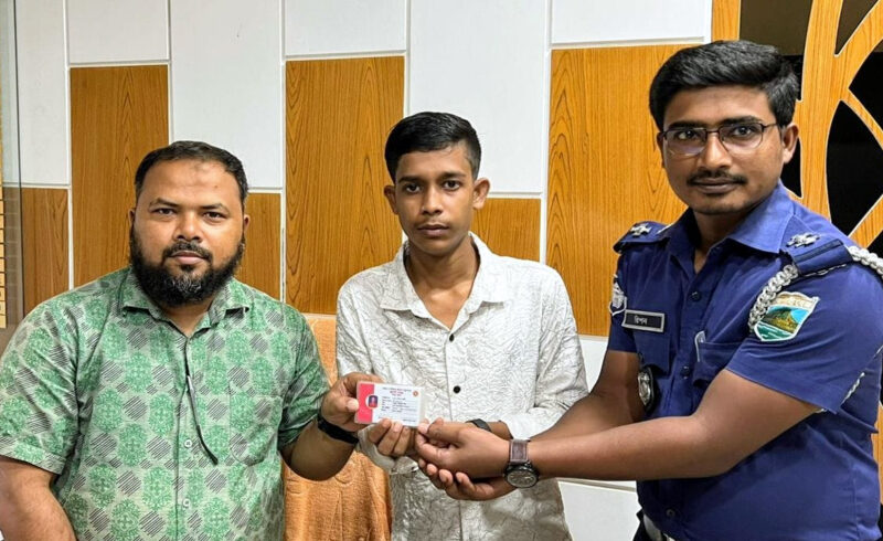 রাজশাহীর দুর্গাপুরে জুলাই যোদ্ধার হাতে স্বাস্থ্য কার্ড হস্তান্তর