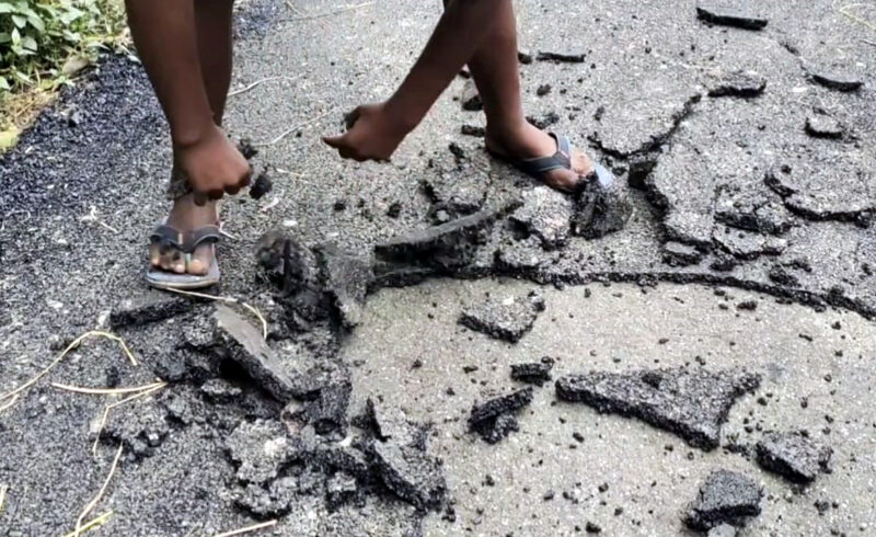 হিলিতে গ্রামীণ সড়কে এলজিইডি’র অর্থায়নে নিম্নমানের কাজ! হাত দিয়ে তোলা যাচ্ছে কার্পেটিং