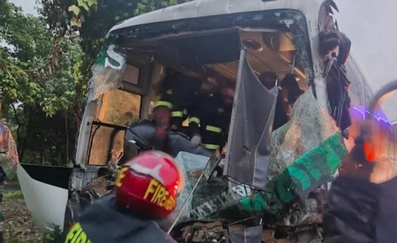 ফেনীতে ট্রাক-বাস সংঘর্ষে সুপারভাইজার ও হেলপার নিহত