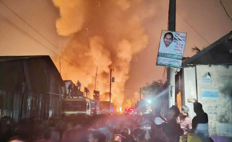 গাজীপুরে আড়াই ঘণ্টা ধরে জ্বলছে আগুন, নিয়ন্ত্রণে ফায়ার সার্ভিসের ৭ ইউনিট