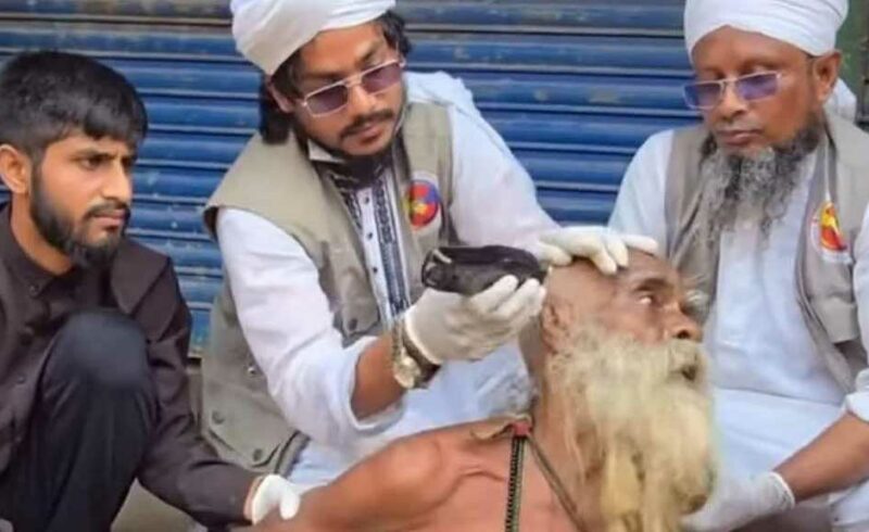 নিজেকে ঘরবন্দী করেছেন আল্লাহর কাছে বিচার দেওয়া সেই বৃদ্ধ