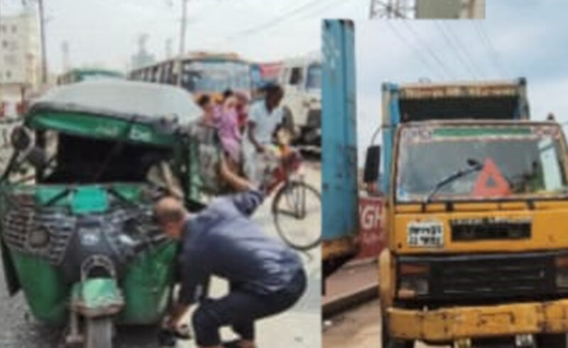 কমলাপুর-বাসাবো বিশ্বরোডে অবৈধ পার্কিং, বাড়ছে দুর্ঘটনা