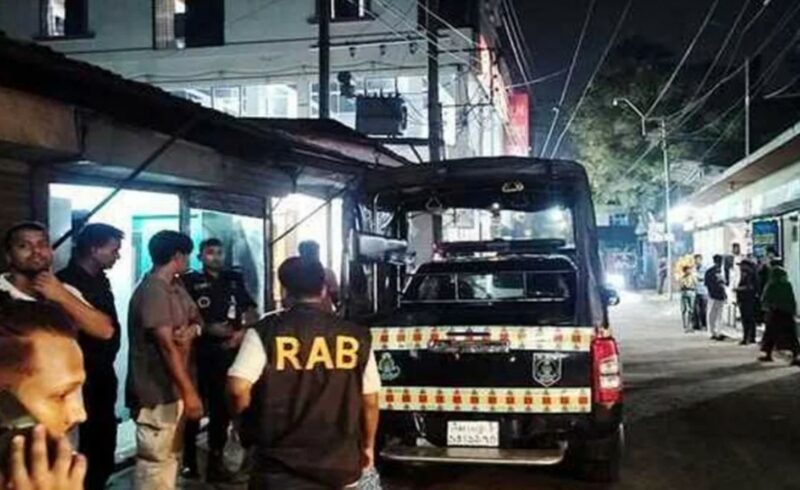 নারায়ণগঞ্জর সিদ্ধিরগঞ্জে শীর্ষ সন্ত্রাসী সাহেব আলীকে গ্রেপ্তারে গিয়ে হামলার শিকার হয়েছেন র‌্যাবের সদস্যরা। এ সময় র‌্যাবের তিন সদস্যসহ চারজন আহত হয়েছেন। সুযোগ বুঝে পালিয়ে যান সাহেব আলী।