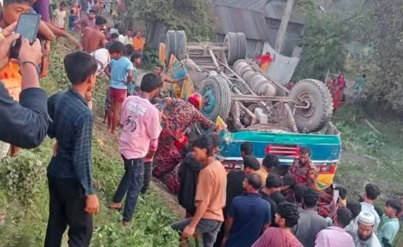 হবিগঞ্জে ট্রাকের ধাক্কায় বাস খাদে উল্টে নিহত ১, আহত ২০