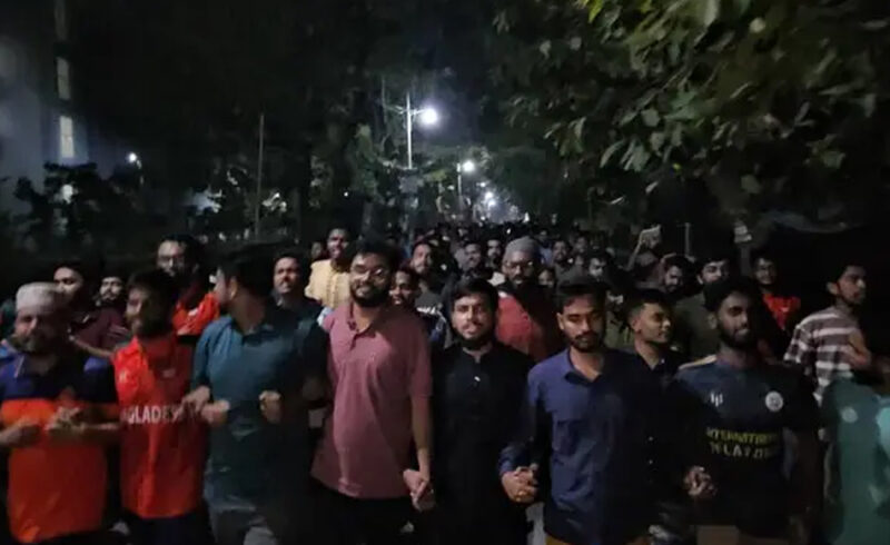 শিক্ষকের বিতর্কিত মন্তব্যে মধ্যরাতে বিক্ষোভে উত্তাল রাবি