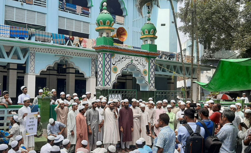 ময়মনসিংহ বড় মসজিদ মাদরাসায় দুই পক্ষে উত্তেজনা