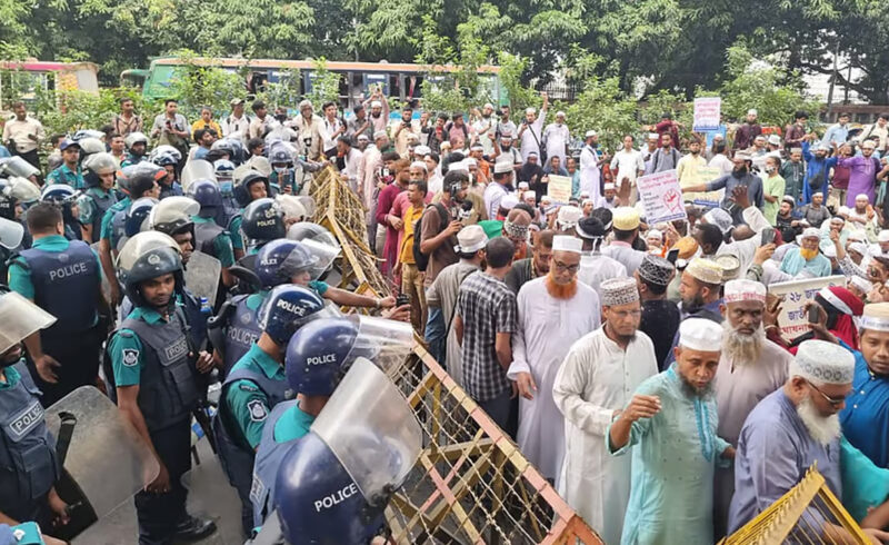 ইবতেদায়ি শিক্ষকদের ওপর পুলিশের জলকামান ও সাউন্ড গ্রেনেড, আহত অন্তত ৪৩ জন