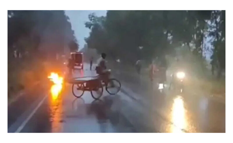 ট্রাকের সঙ্গে সংঘর্ষের পর মোটরসাইকেলে আগুন, প্রাণ গেল আরোহীর