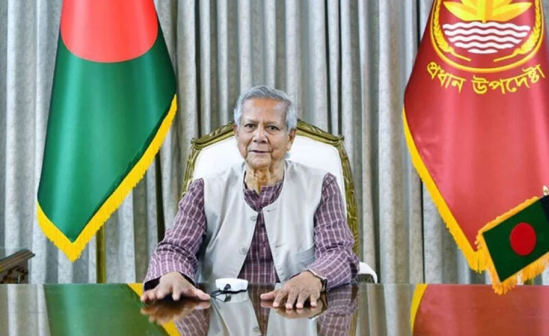 ‘বাস্তবতার নিরিখে শিক্ষকদের বিষয়ে সিদ্ধান্ত নিতে হয়েছে' নিজস্ব প্রতিবেদক বেসরকারি শিক্ষাপ্রতিষ্ঠানের এমপিওভুক্ত শিক্ষক-কর্মচারীদের বাড়িভাড়া ভাতা বাড়ানোর ঘোষণা দিয়েছে অন্তর্বর্তী সরকার। প্রধান উপদেষ্টা অধ্যাপক মুহাম্মদ ইউনূস জানিয়েছেন, এই সিদ্ধান্ত “বাস্তবতার নিরিখে” নিতে হয়েছে। মঙ্গলবার (২১ অক্টোবর) প্রধান উপদেষ্টার প্রেস উইং থেকে পাঠানো এক বিজ্ঞপ্তিতে জানানো হয়, আগামী ১ নভেম্বর থেকে বাড়িভাড়া ভাতা মূল বেতনের ৭.৫ শতাংশ নির্ধারণ করা হবে। ২০২৬ সালের জুলাই থেকে এটি আরও ৭.৫ শতাংশ বাড়িয়ে মোট ১৫ শতাংশ করা হবে। তবে ন্যূনতম বাড়িভাড়া ভাতা দুই হাজার টাকা নির্ধারণ করা হয়েছে। এর আগে এমপিওভুক্ত শিক্ষক-কর্মচারীরা বাড়িভাড়া ভাতা ২০ শতাংশ, চিকিৎসা ভাতা ১,৫০০ টাকা এবং উৎসব ভাতা ৭৫ শতাংশ বৃদ্ধির দাবিতে ১২ অক্টোবর থেকে রাজধানীতে আন্দোলন শুরু করেন। বিজ্ঞপ্তিতে বলা হয়, শিক্ষকদের দাবির বিষয়টি পর্যালোচনায় অর্থ উপদেষ্টা সালেহউদ্দিন আহমেদ, পরিকল্পনা উপদেষ্টা ওয়াহিদউদ্দিন মাহমুদ ও শিক্ষা উপদেষ্টা অধ্যাপক সি আর আবরারের সঙ্গে গত কয়েকদিনে একাধিক বৈঠক করেছেন প্রধান উপদেষ্টা। অধ্যাপক ইউনূস বলেন, “শিক্ষকদের দাবি যৌক্তিক। তবে ১৫ বছরের দুর্নীতি ও লুটপাটে ক্ষতবিক্ষত অর্থনীতিতে এখনই পূর্ণ বাস্তবায়ন সম্ভব নয়। তাই সরকারের সিদ্ধান্ত নিতে হয়েছে বাস্তবতার নিরিখে।” তিনি আশা প্রকাশ করেন, এই সিদ্ধান্তের পর শিক্ষকরা নব উদ্যমে শ্রেণিকক্ষে ফিরে আসবেন, মানসম্পন্ন শিক্ষা দিয়ে জাতি গঠনে ভূমিকা রাখবেন। এছাড়া তিনি দাবি বাস্তবায়ন প্রক্রিয়ায় সহযোগিতার জন্য সংশ্লিষ্ট উপদেষ্টাদের ধন্যবাদ জানান।