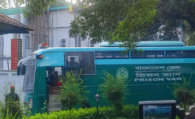 শীতাতপ নিয়ন্ত্রিত প্রিজনভ্যানে ট্রাইব্যুনাল ছাড়লেন ১৫ সেনা কর্মকর্তা