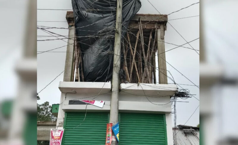 ১১ হাজার ভোল্টের বৈদ্যুতিক খুঁটি রেখেই ভবন নির্মাণ, আতঙ্কে এলাকাবাসী