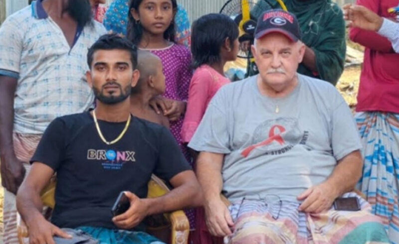বন্ধুত্বের টানে রাজমিস্ত্রীর বাড়িতে মার্কিন নাগরিক