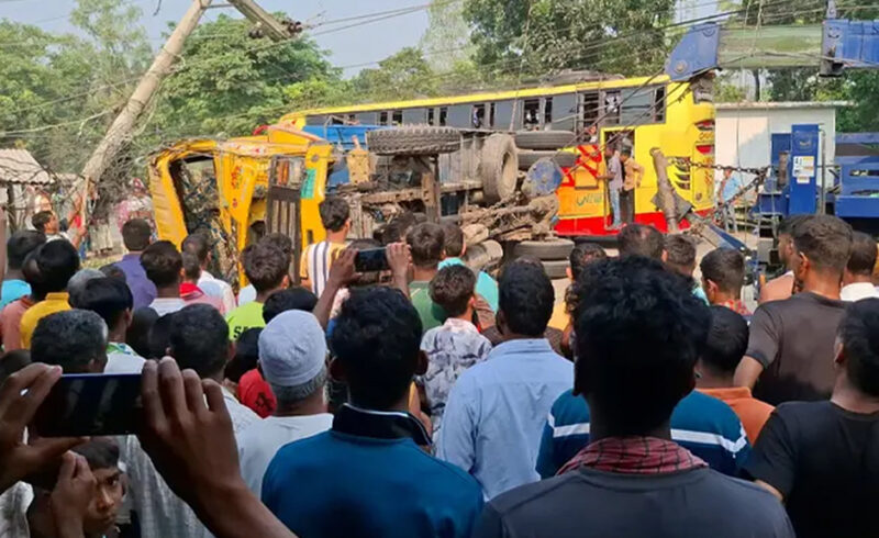 বাঁশবোঝাই ট্রাকের ধাক্কায় অটোভ্যান উল্টে স্কুলশিক্ষার্থীসহ ৩ জনের মৃত্যু