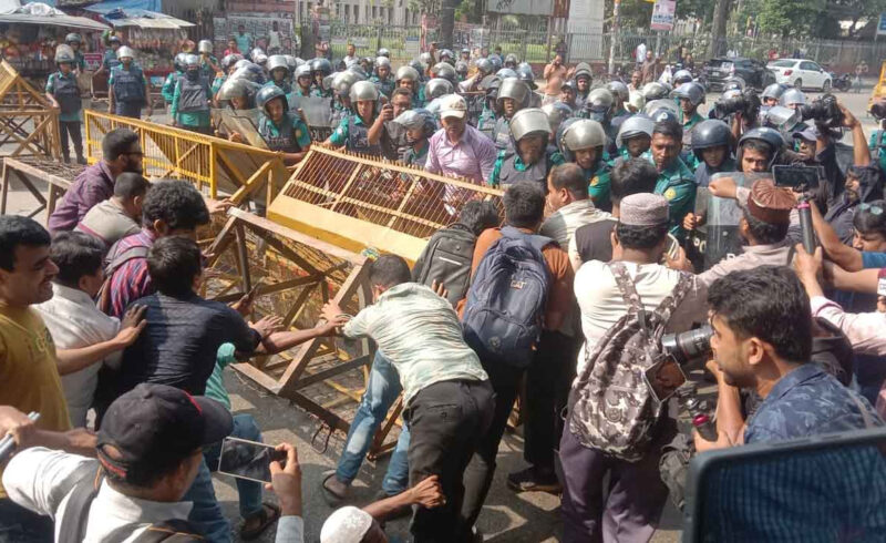 শাহবাগে প্রতিবন্ধী গ্র্যাজুয়েটদের পদযাত্রা পুলিশের বাধায় আটকা
