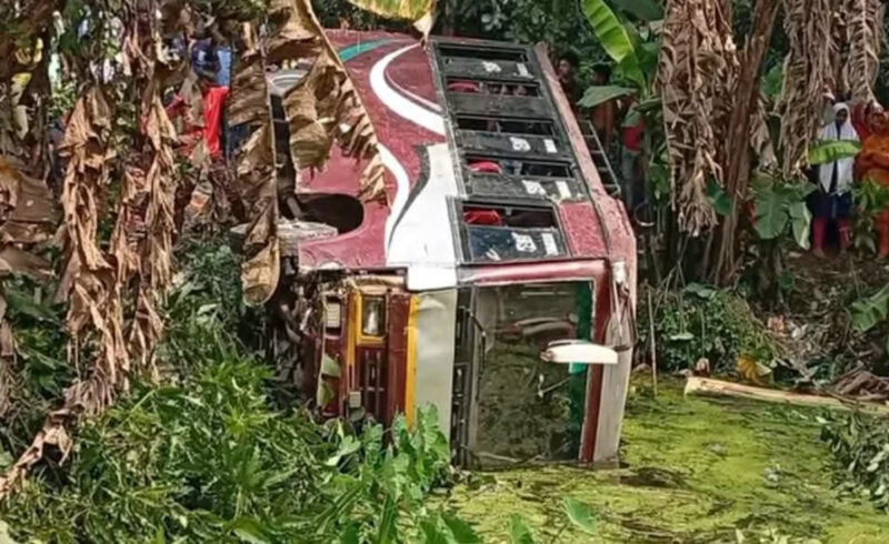 মাদারীপুরে যাত্রীবাহী বাস নিয়ন্ত্রণ হারিয়ে খাদে, নিহত ১