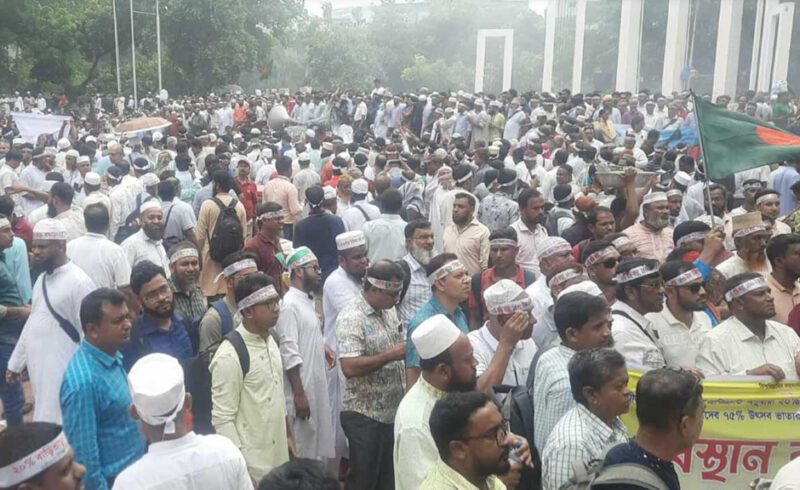 শহীদ মিনারে জনস্রোত, কিছুক্ষণের মধ্যে 'মার্চ টু যমুনা