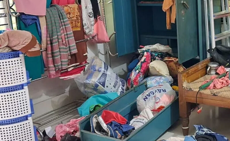 মিরসরাইয়ে শিশু ও নারীদের ভয় দেখিয়ে দুই প্রবাসী বাড়িতে ডাকাতি