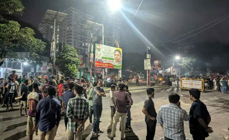 মধ্যরাতে ঢাবি ও ঢাকা কলেজ শিক্ষার্থীদের সংঘর্ষ