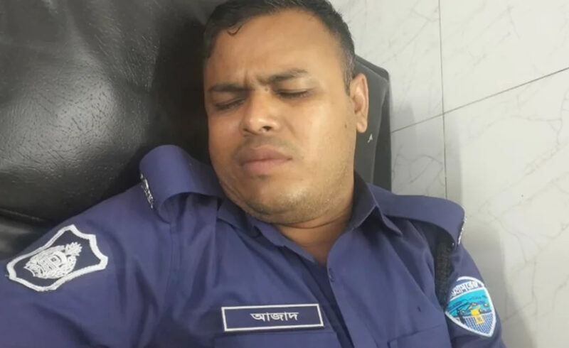 মহাসড়কে গাড়ি থামাতে নিষেধ করায় পুলিশের মাথা ফাটাল বিক্রয় প্রতিনিধি