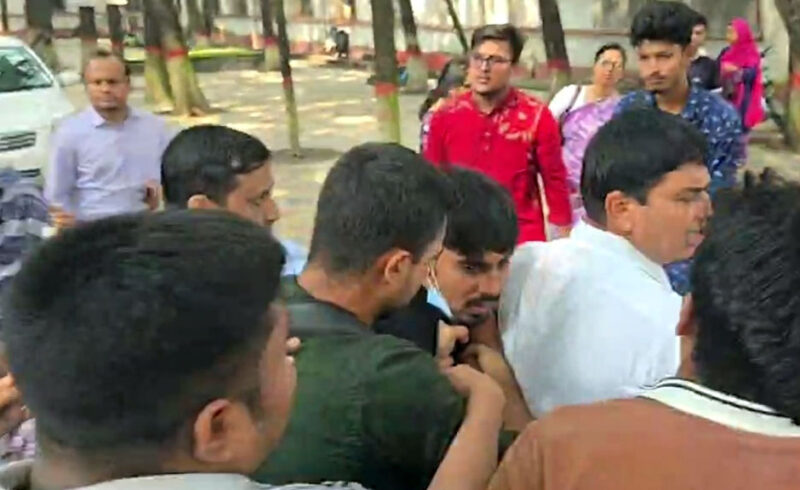 ঢাকা কলেজে শিক্ষক-শিক্ষার্থী ধস্তাধস্তি, আটক ছাত্রকে ছাড়িয়ে নিল সহপাঠীরা