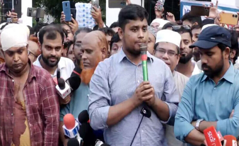 রাস্তায় ফেলে শিক্ষক পেটানো কোনো সভ্য রাষ্ট্রের চরিত্র নয়: হাসনাত