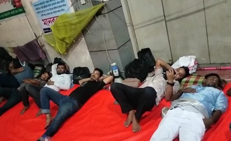 চাকরির নিশ্চয়তার দাবিতে আউটসোর্সিং কর্মচারীদের অবস্থান কর্মসূচি ৩৭তম দিনে