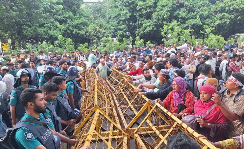 এমপিওভুক্তির দাবিতে সড়ক অবরোধে নন-এমপিও শিক্ষকরা